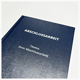 Abschlussarbeiten im Hardcover Leinenstruktur Nahansicht Coverdruck in Silber