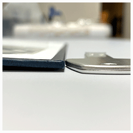 Abschlussarbeiten im Hardcover mit Drahtringbindung Nahansicht des USB-Sticks im Vergleich zur Bindemappe